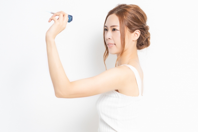 ダーツを投げる女性